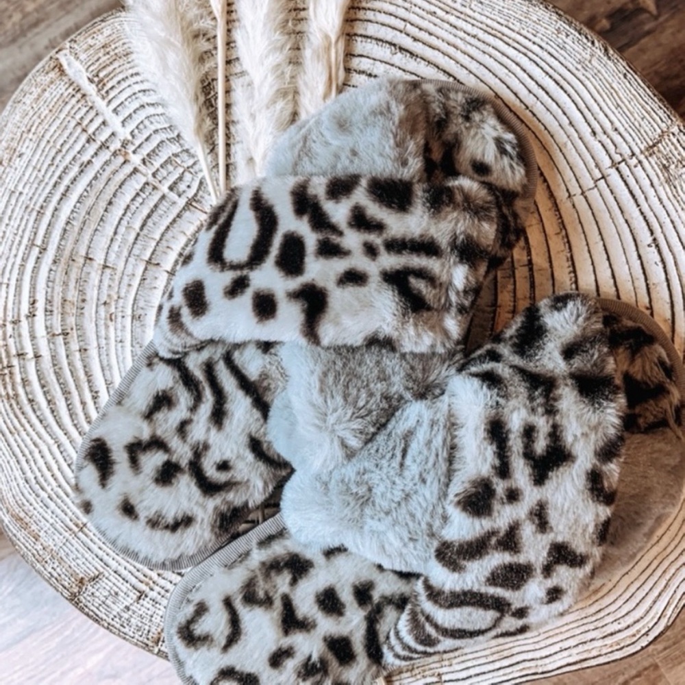 Fluffy Leopard Crisscross Toe Slippers Size 6